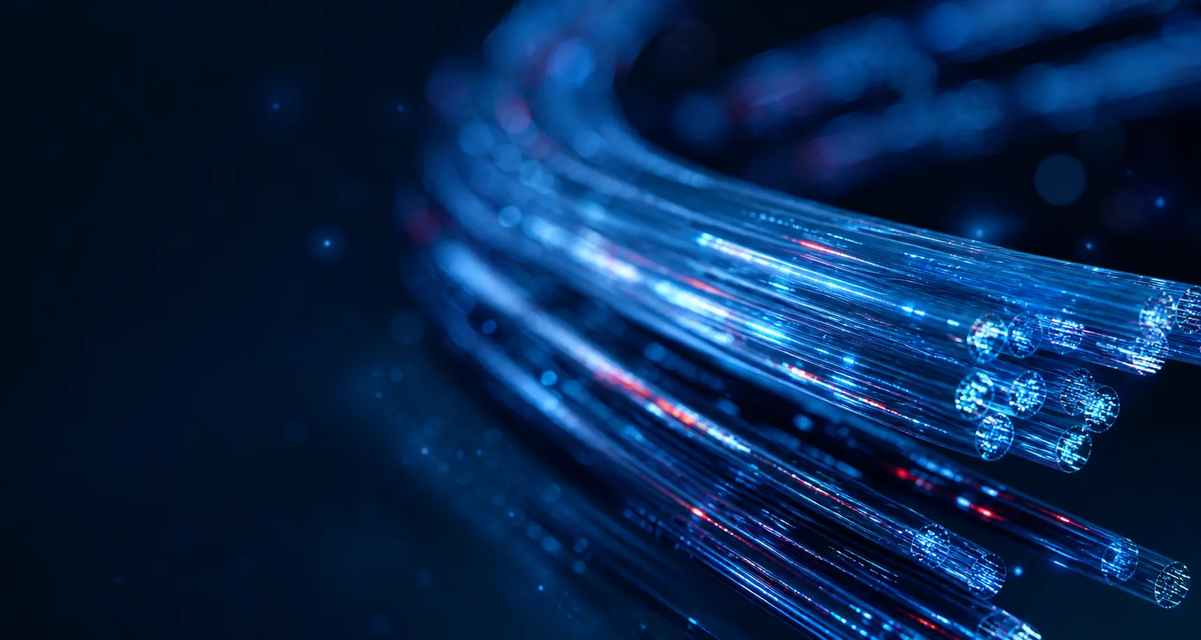 Detalle de filamentos de fibra óptica transmitiendo datos